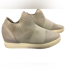 Aqua Women’s Gray Foxy‎ Slip-On Sneakers Size 7